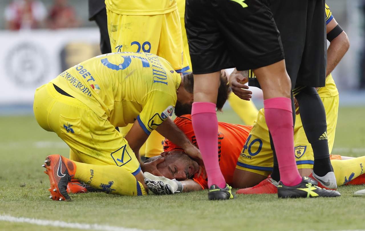 El portero del Chievo Verona padece una fractura nasal tras el choque involuntario con el portugués Cristiano Ronaldo sufrido en el duelo liguero contra el Juventus.