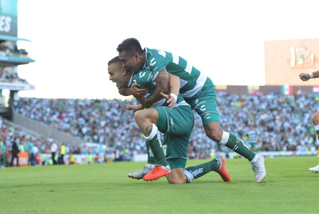 Con doblete de Jonathan Rodríguez y un tanto de Julio Furch, Santos se impuso 3-1 a Tigres. (JESÚS GALINDO) 