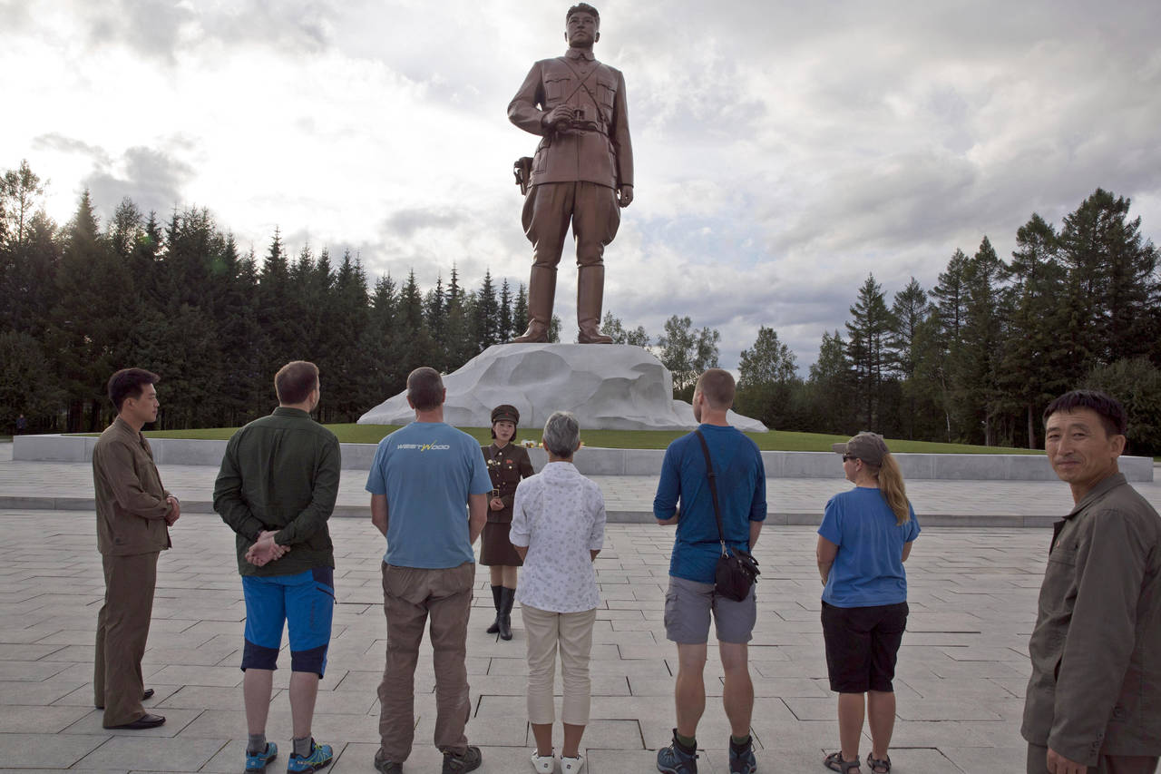 Apertura. Algunos visitantes de Nueva Zelanda visitaron el monumento cercano al Monte Paektu. (AP)