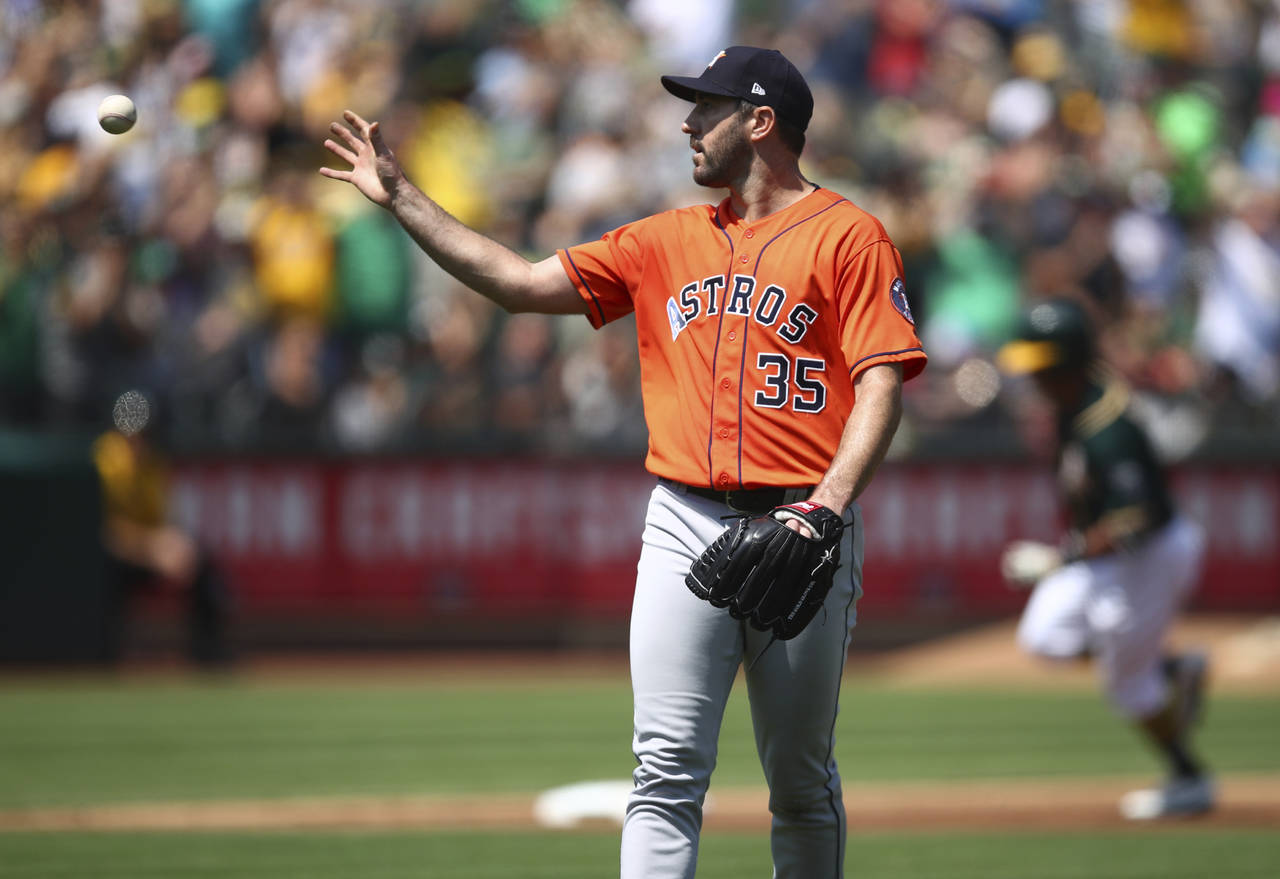 Justin Verlander permitió 4 carreras en cinco entradas y un tercio de trabajo en la victoria de Astros 9-4 sobre Atléticos de Oakland. (AP)