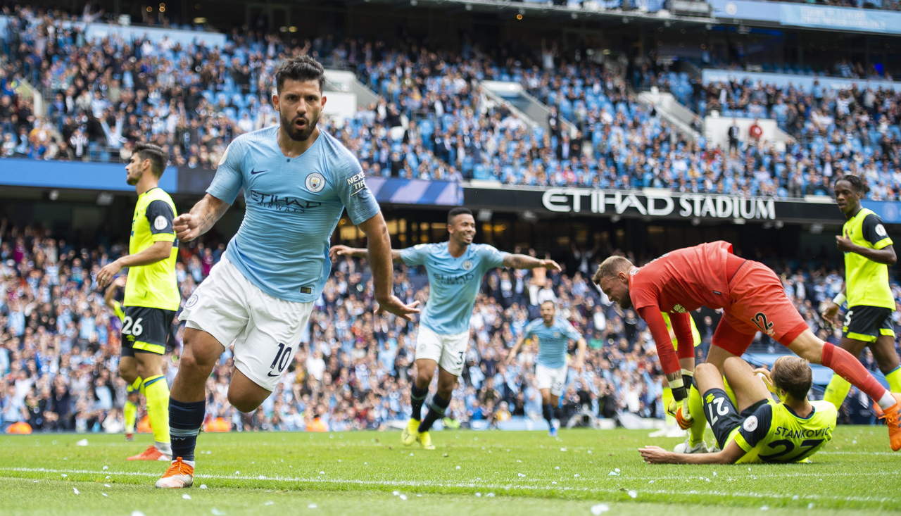 Luego de la victoria del Manchester City ante Huddersfield por 6-1, el argentino Sergio Agüero se hizo presente con un triplete, lo cual lo colocó como uno de los máximos goleadores en la historia de la Premier League. (EFE)