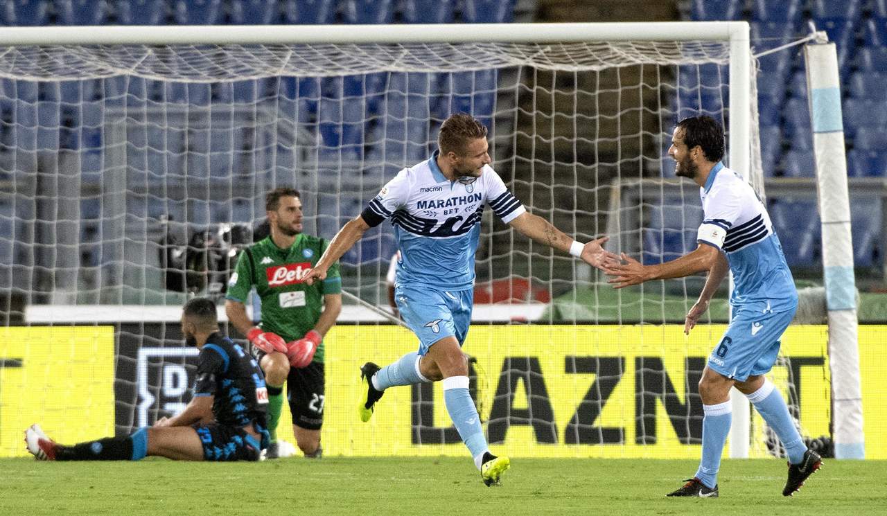 El jugador del Lazio, Ciro Immobile, centro, celebra con su compañero Marco Parolo tras anotar en el partido de la Serie A contra Napoli. (AP)
