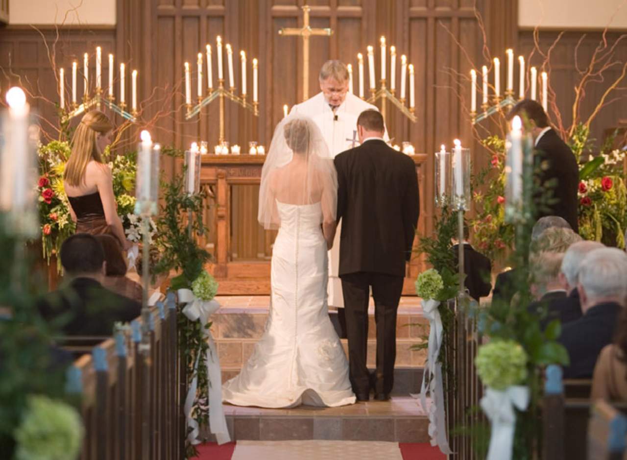 Por qué la novia ocupa el lado izquierdo frente al altar?