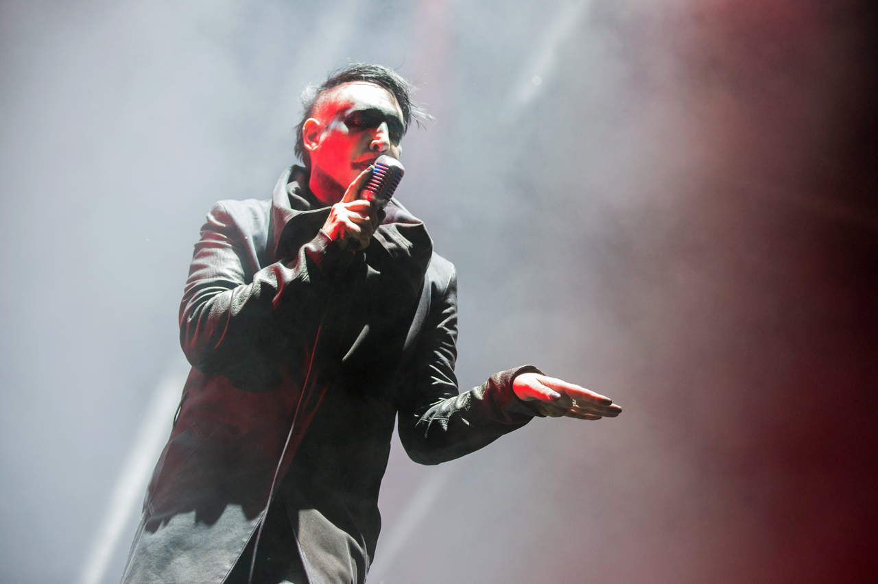 Marilyn Manson se desmayó en pleno escenario tras haber sufrido un golpe de calor mientras interpretaba Sweet Dreams en un concierto en la ciudad de Houston. (ARCHIVO)
