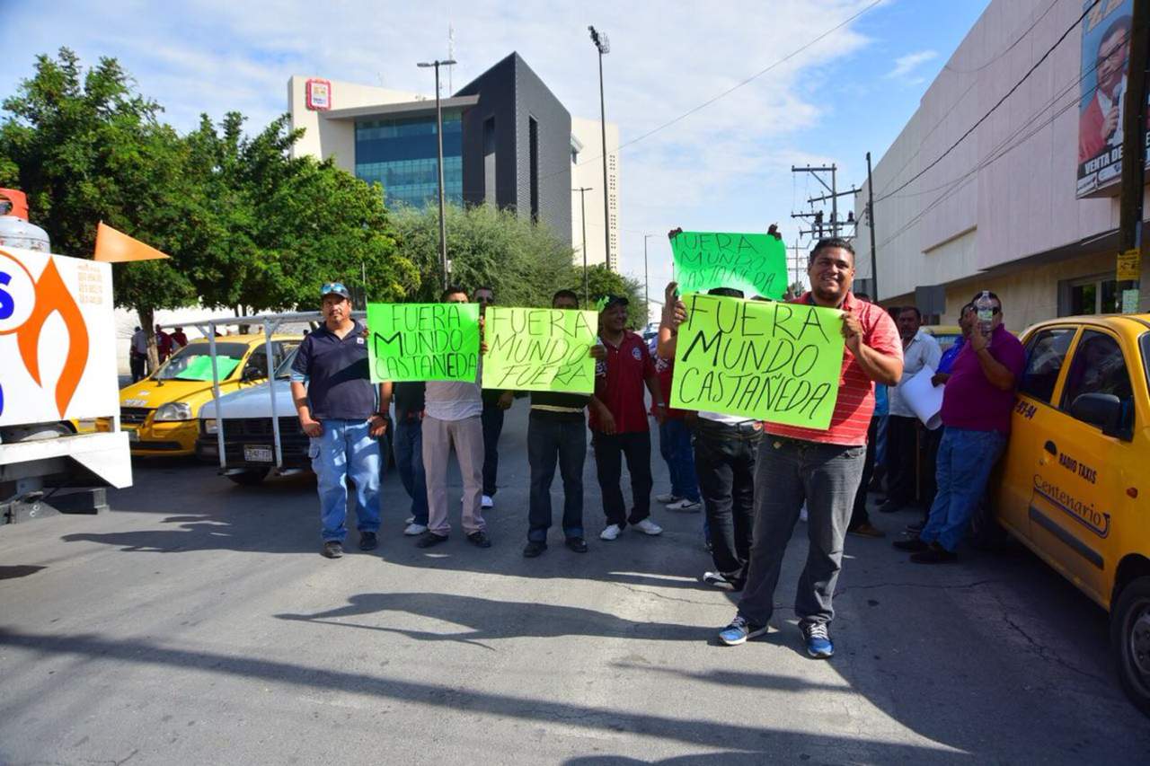Los taxistas portaron cartulinas contra el titular de Transporte, Edmundo Castañeda. (EL SIGLO DE TORREÓN)