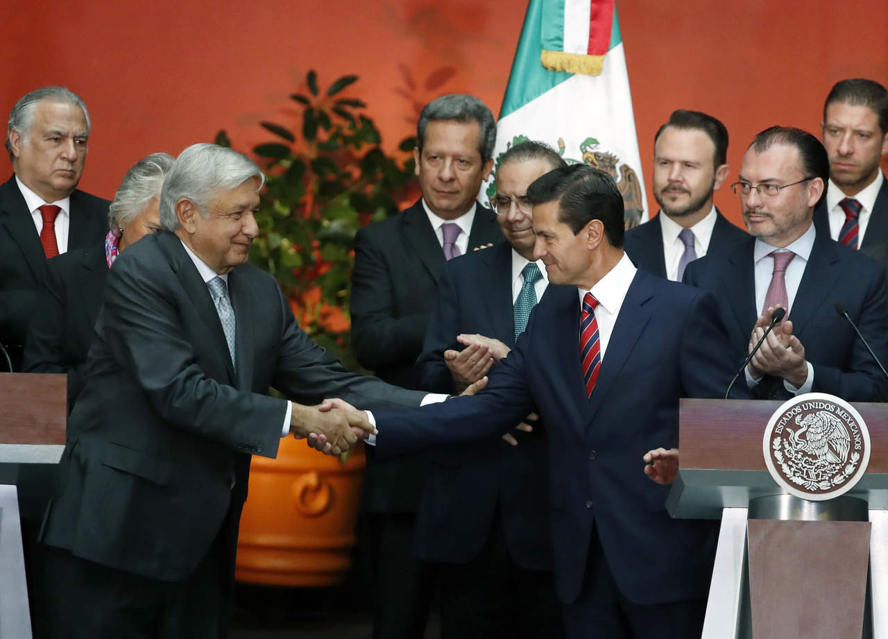 López Obrador y Peña Nieto iniciaron oficialmente el proceso de transición con una reunión de sus equipos de trabajo en el Palacio Nacional. (AP) 