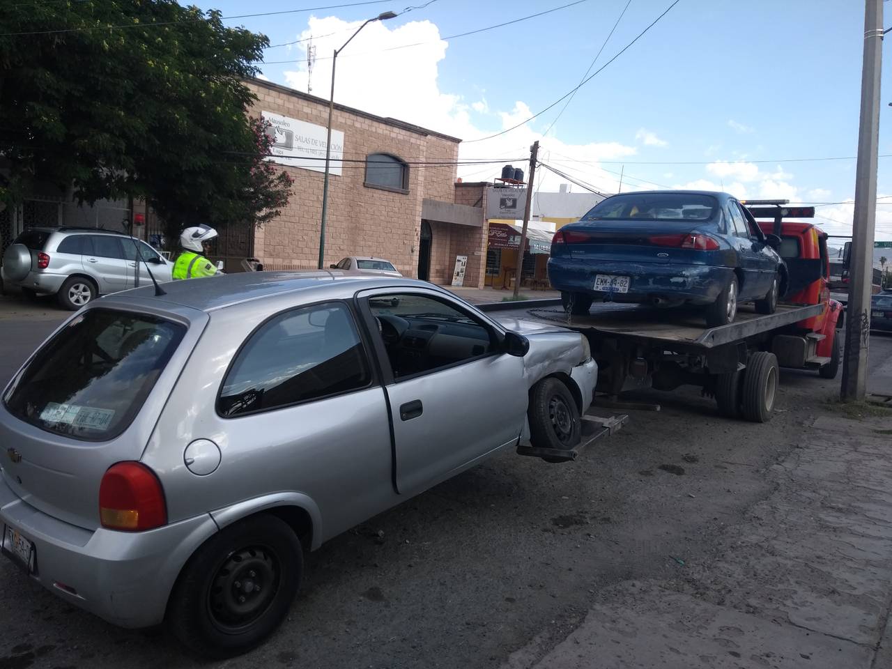 Chocan dos autos en el centro de Torreón