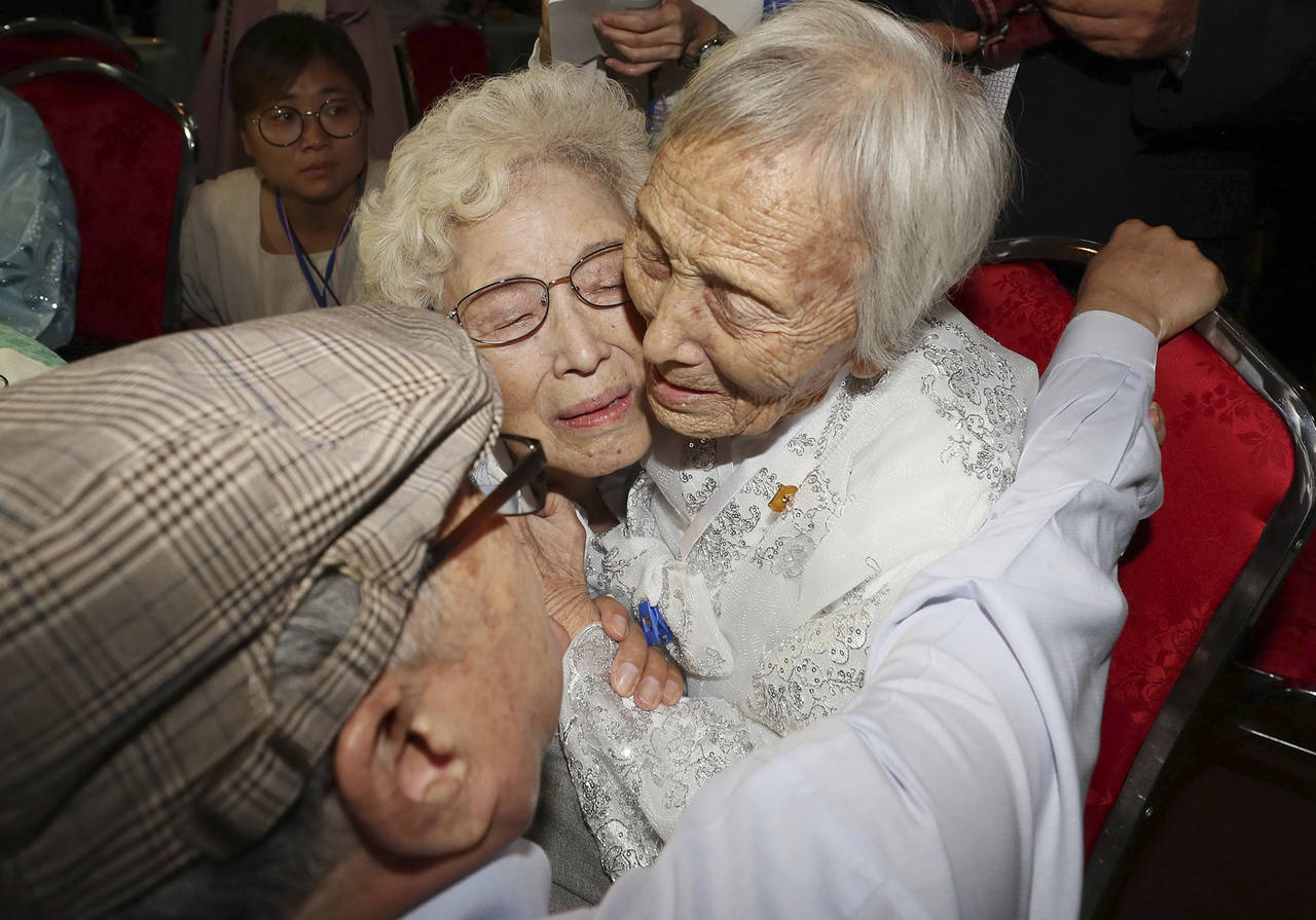 Nunca es tarde. La sudcoreana Cho Hye-do, de 86 años de edad (Cen.) abraza a su hermana norcoreana Cho Sun Do, de 89 (Der.) durante la reunión de familias separadas en Corea del Norte. (AP)