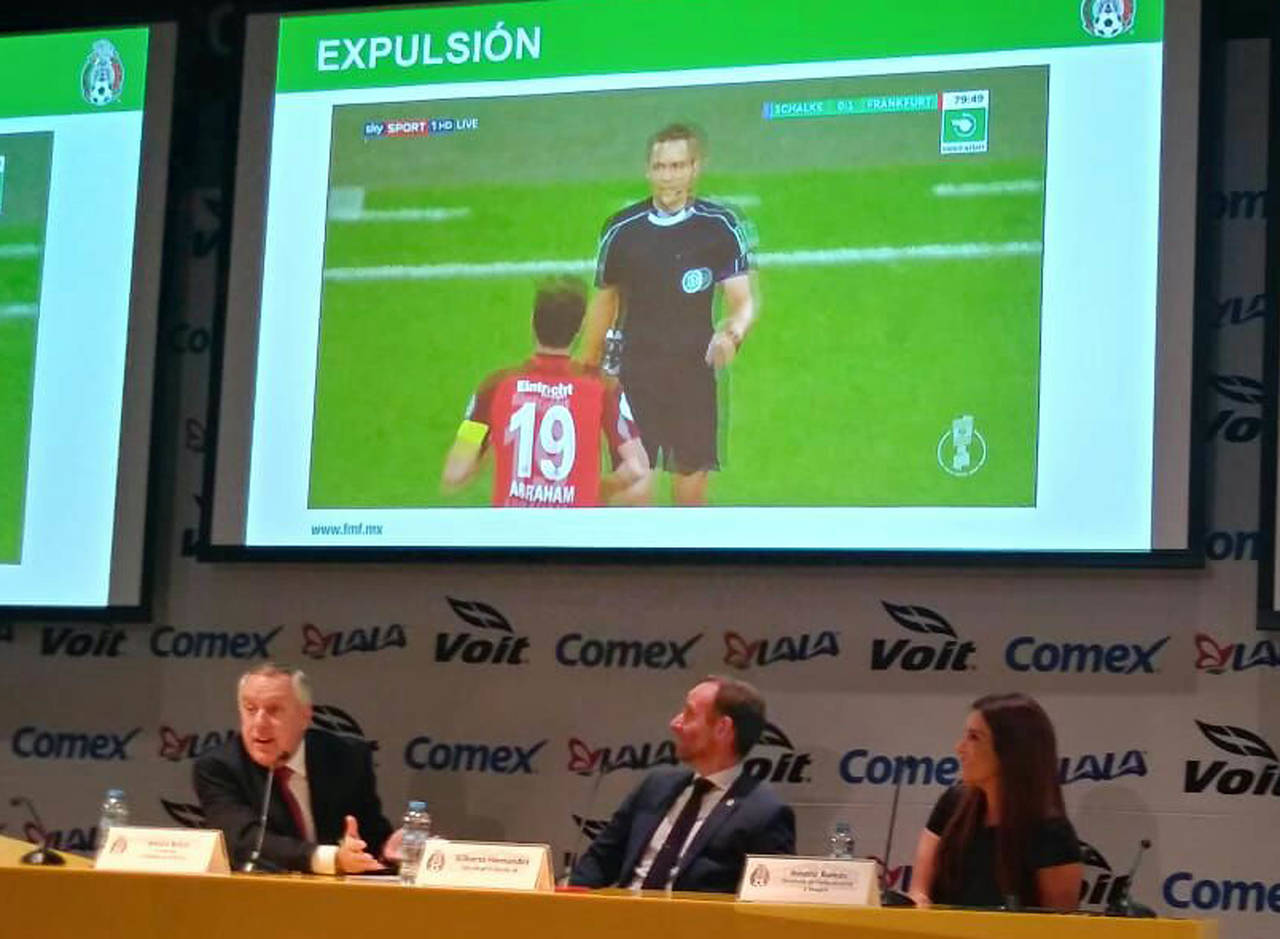 El presidente de la Comisión de Arbitraje, Arturo Brizio Carter (i), explicó cómo serán las primeras pruebas del uso del videoarbitraje. Precisan los criterios para utilizar el VAR en la Liga MX 