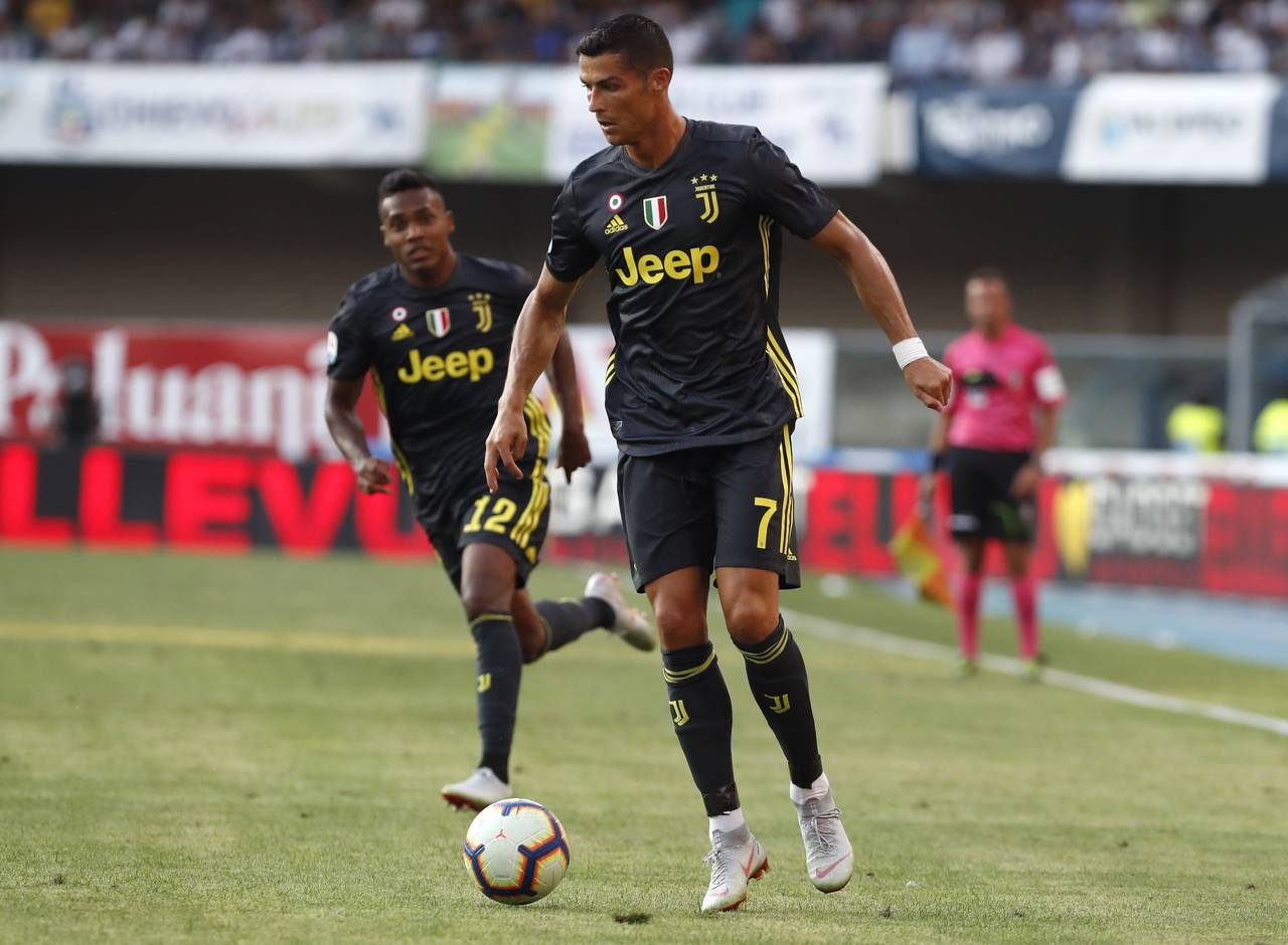 El portugués Cristiano Ronaldo, de la Juventus, controla el balón durante un duelo de la Serie A ante el Chievo Verona en el Estadio Bentegodi, de Verona, Italia, el sábado anterior. (AP)
