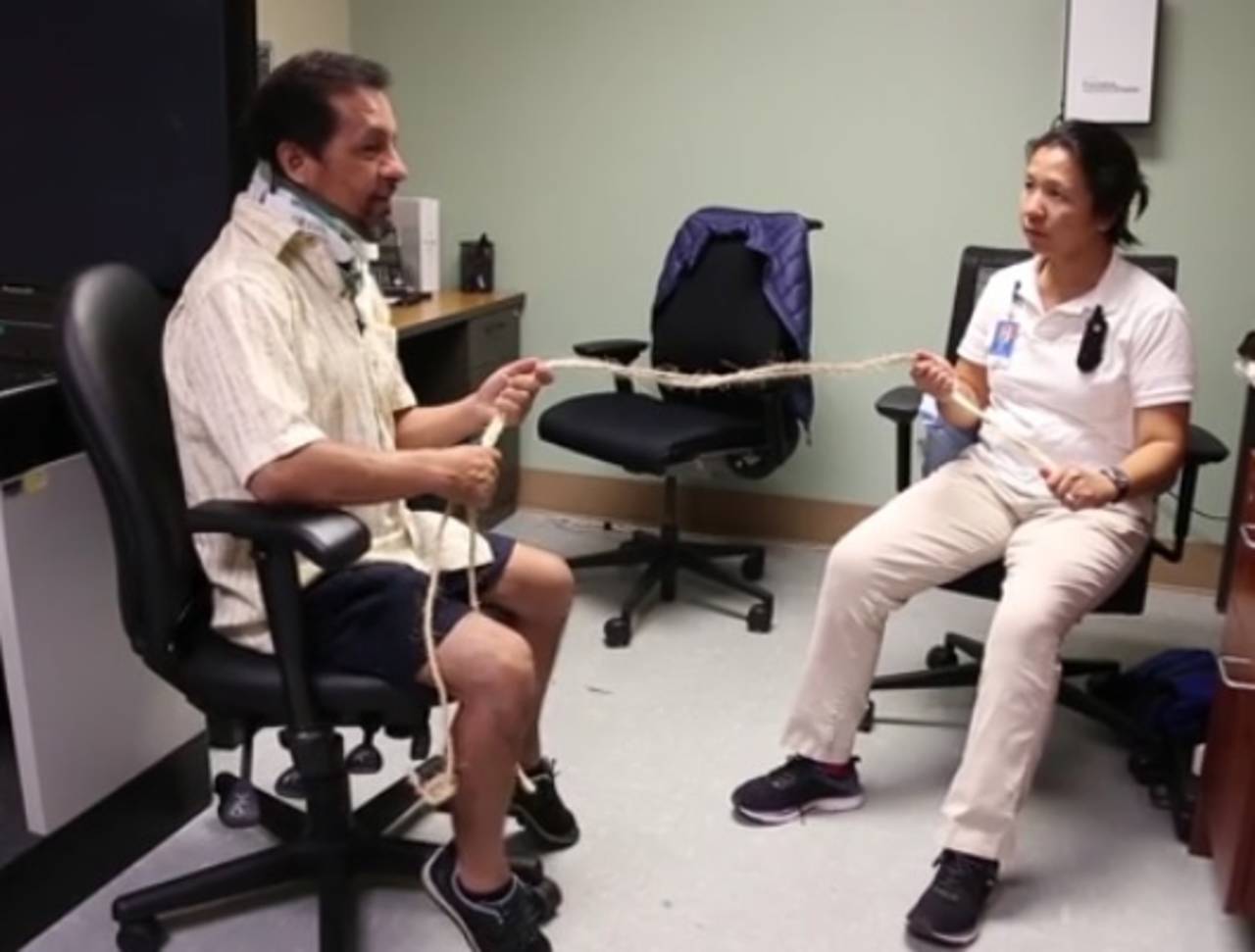 El jinete mexicano Víctor Espinoza durante su sesión de rehabilitación. (Cortesía San Diego Union-Tribune)