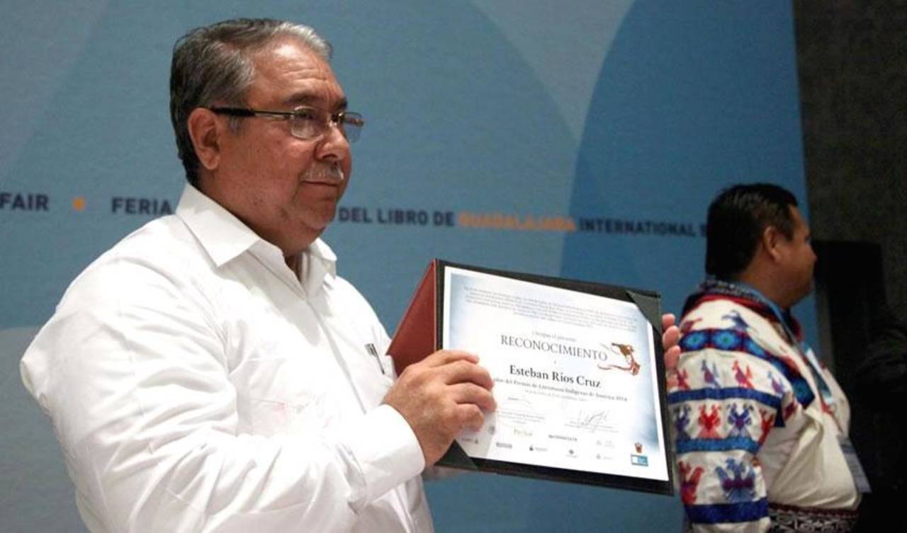 Ganador. El poeta zapoteco Esteban Ríos recibió el Premio Nezahualcóyotl en Lenguas Mexicanas. (CORTESÍA)