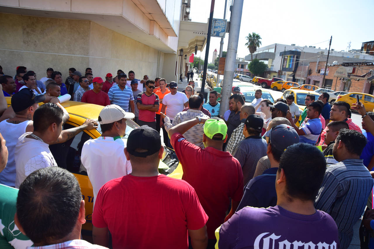 Transporte. Los llamados 'cinqueros' se manifestaron en la Plaza Mayor debido a los operativos que hay en su contra.