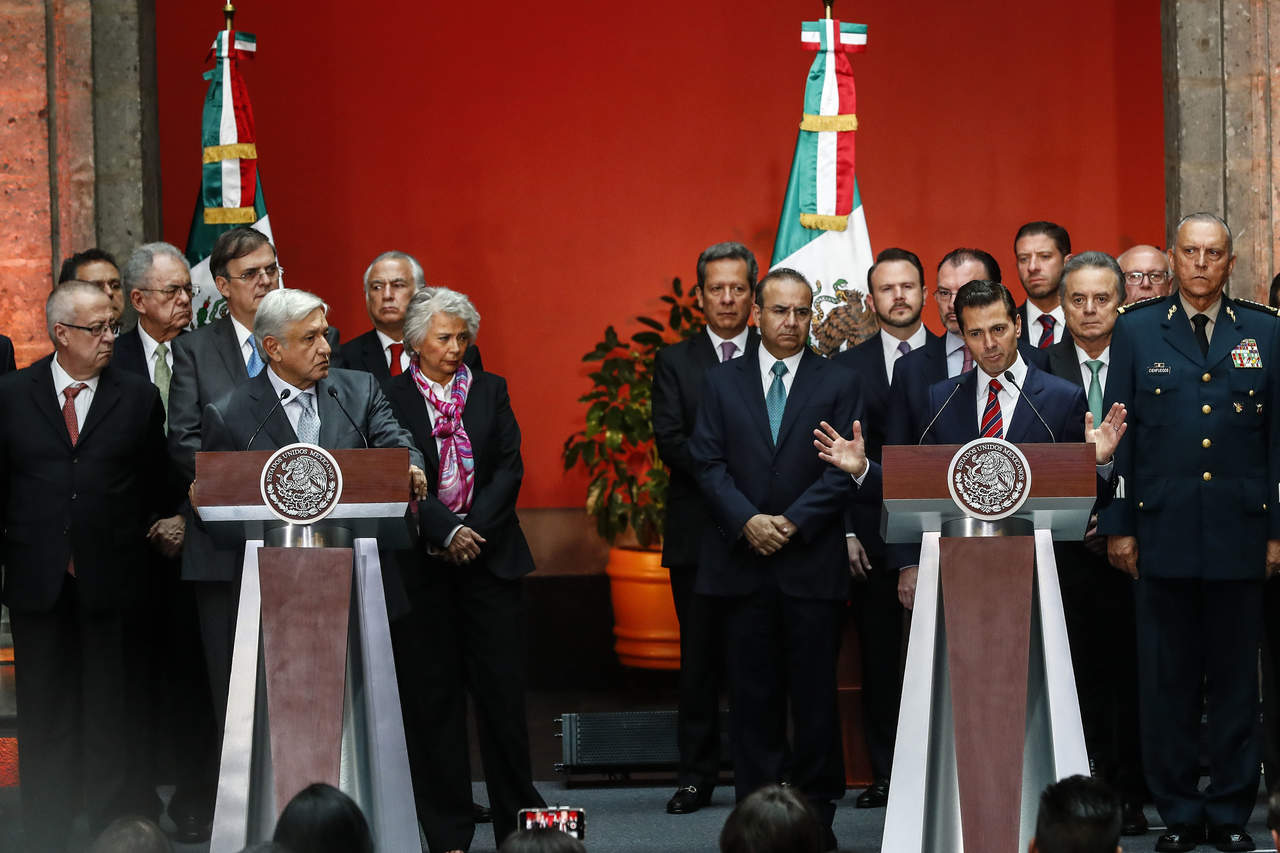 Reunión. El Ejecutivo federal, Enrique Peña, y el presidente electo, Andrés Manuel López Obrador, en Palacio Nacional. (EL UNIVERSAL)
