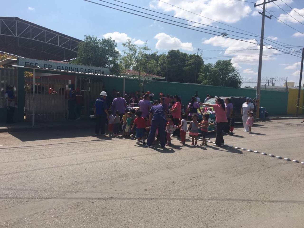 Un total de 151 niños y 62 personas adultas fueron evacuados hacia la escuela primaria Gabino Barreda, misma que se encuentra ubicada a un costado del lugar. (EL SIGLO DE TORREÓN)