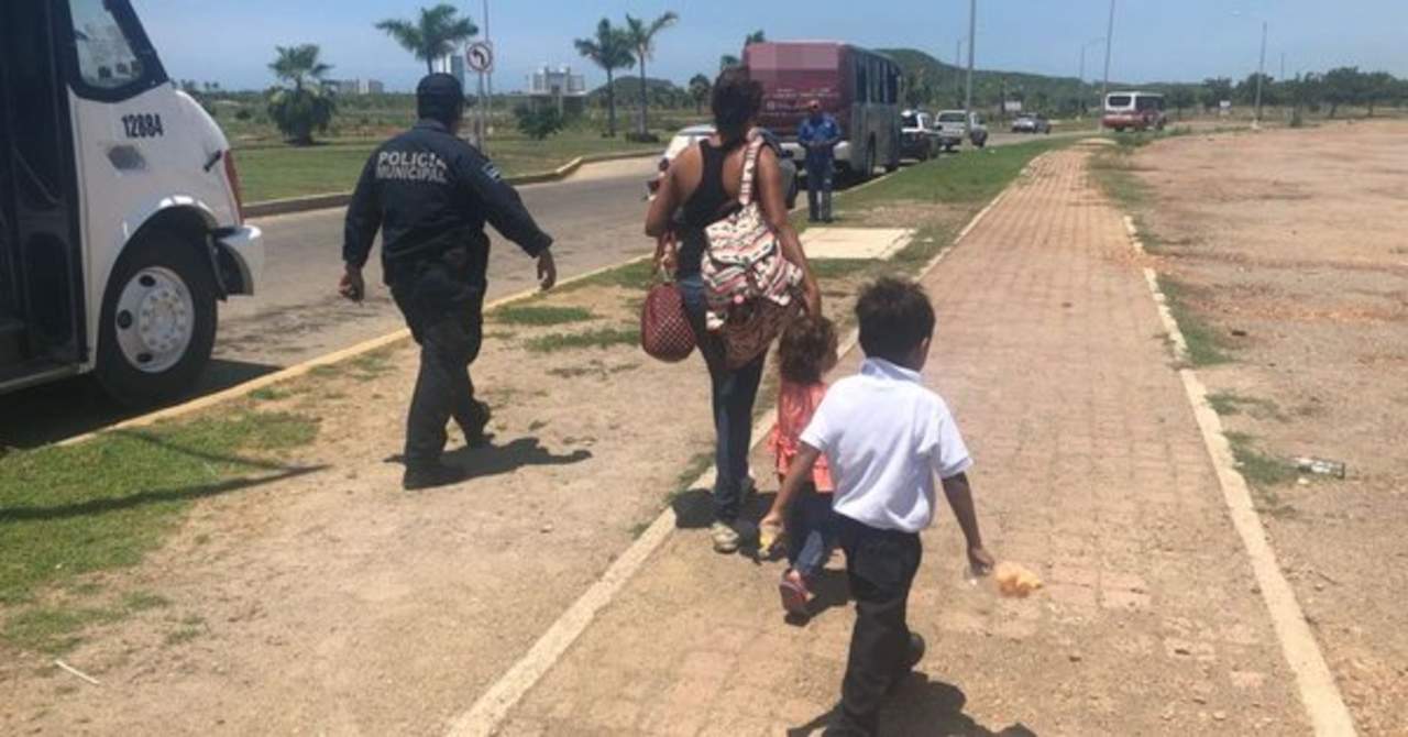 La Policía Municipal de Mazatlán, que previamente había sido notificada sobre la desaparición del menor por la madre de Fernando, cuando acudió a la central de la línea de autobuses, ubicada cerca del Centro de Convenciones. (ESPECIAL)
