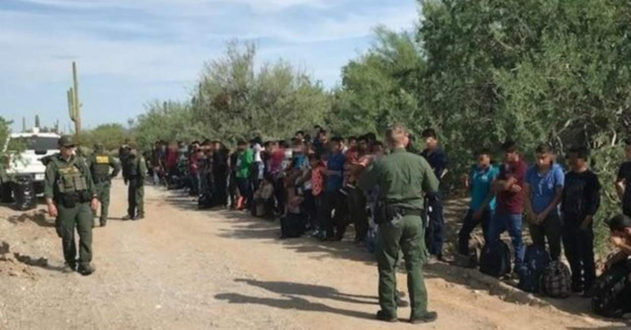 Agentes de la estación Ajo que patrullaban la cerca fronteriza indicaron que en el grupo había niños, algunos de 4 años de edad, provenientes de Guatemala, Honduras, El Salvador y México. (ESPECIAL)