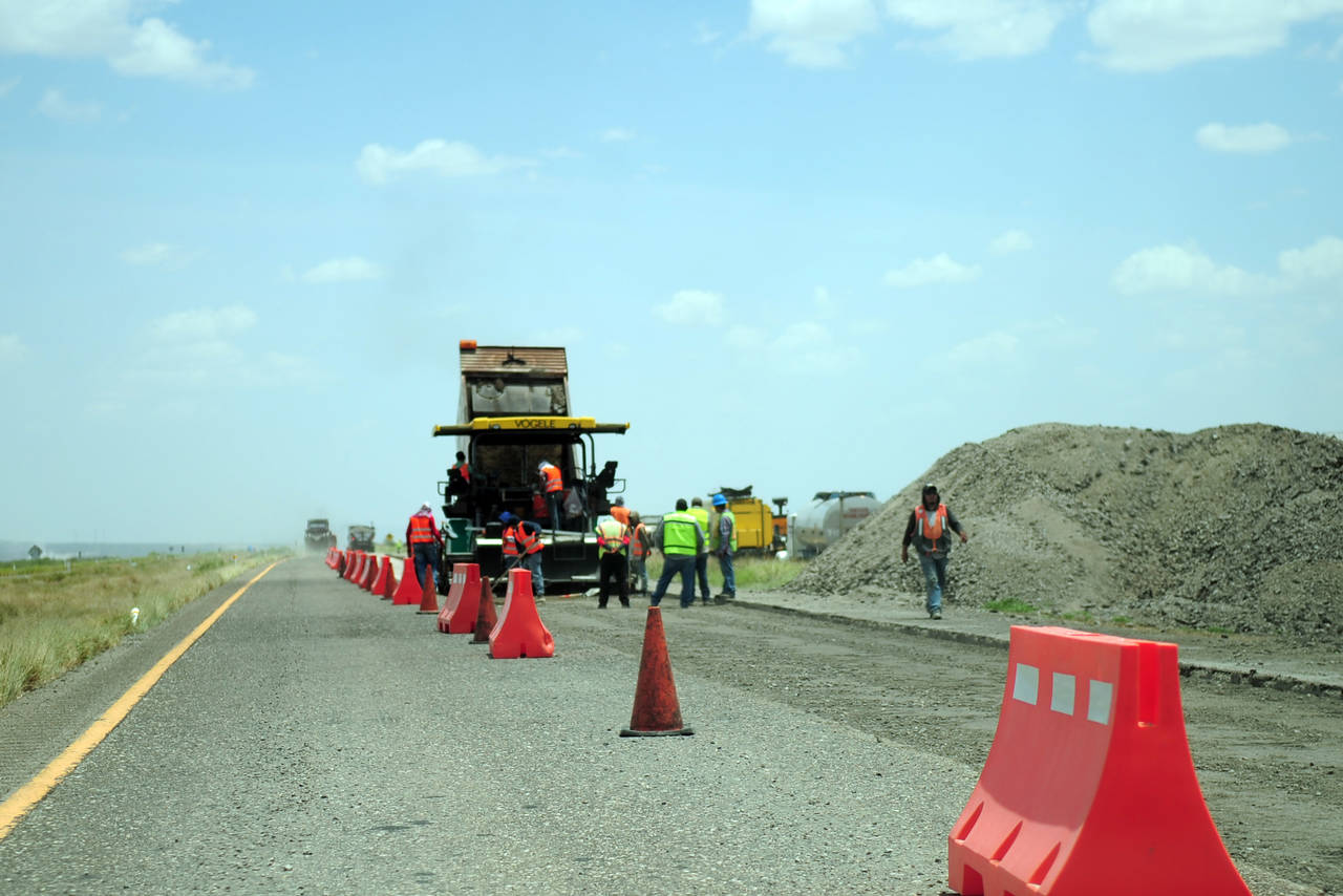 Recarpeteo. Luego de las malas condiciones que presentaba, ya se rehabilita la carretera Ceballos-Gómez Palacio. (RAMÓN SOTOMAYOR)