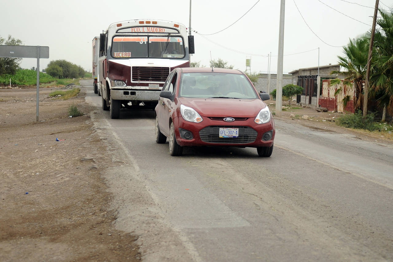 Sin iluminación. Además de angosta, la carretera de Gregorio A. García a Tlahualilo es muy obscura, sin acotamientos y muy pocos señalamientos, el pavimento luce muy dañado. (RAMÓN SOTOMAYOR)
