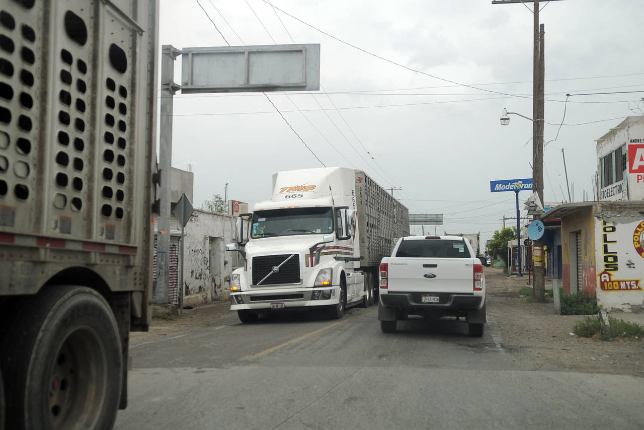 Fuerte congestionamiento vial. En la Gómez Palacio-Tlahualilo, en el tramo de Gregorio A. García, hay un cruce muy peligroso debido a que convergen varias comunidades y la vía es muy angosta. (RAMÓN SOTOMAYOR)
