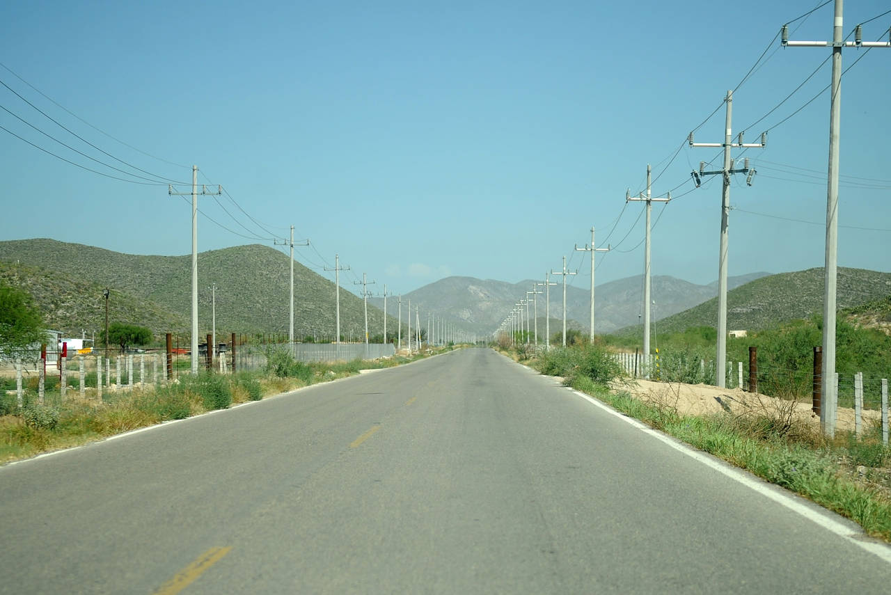 A oscuras. La carretera de Mieleras a Picardías está en buenas condiciones, sólo requiere de iluminación. (RAMÓN SOTOMAYOR)
