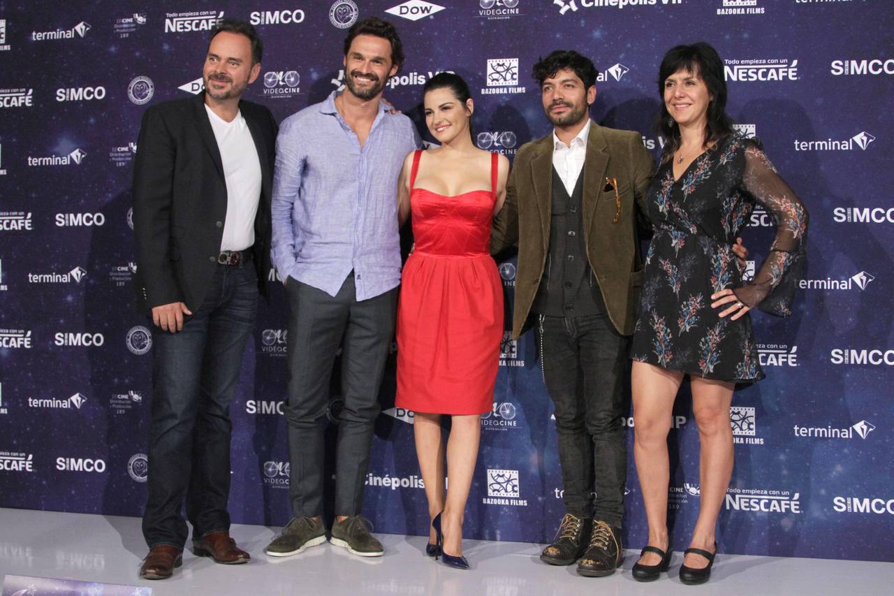 Filme. El productor Chris Holli; los actores Iván Sánchez, Maite Perroni y Christian Vázquez; y la directora Ana Laura Calderón. (AGENCIAS)