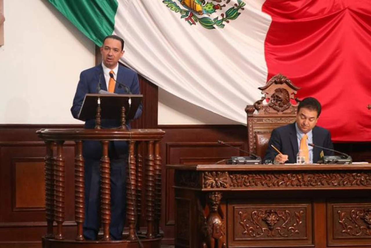 Labor legislativa. Emilio Alejandro de Hoyos, (de pie) al presentar el punto de acuerdo.