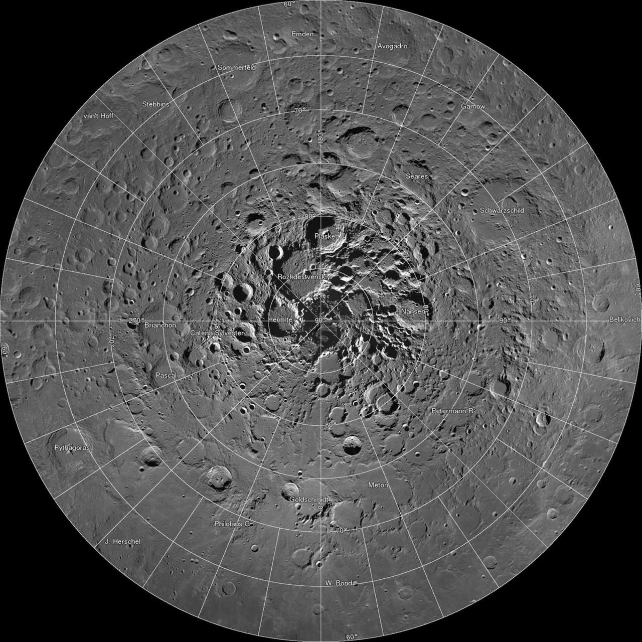 En el polo sur, la mayor parte del hielo se concentra en los cráteres lunares, mientras que el hielo del polo norte es más extenso y disperso. (ARCHIVO)