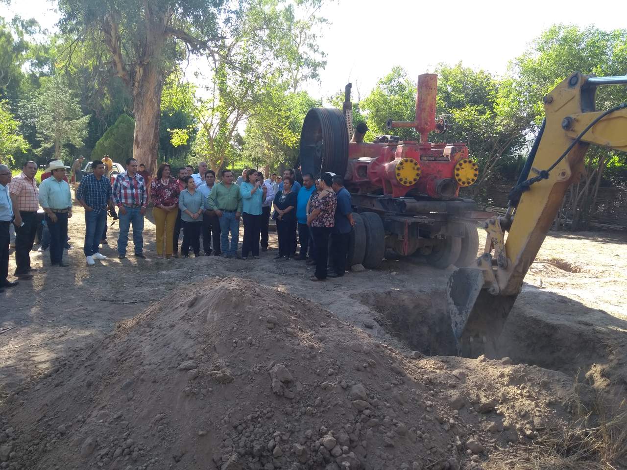 La alcaldesa acudió acompañada de Gustavo Samaniego Holguin, titular del Sapal, así como de regidores del Cabildo para realizar un recorrido de supervisión en el terreno donde se ejecuta la obra de perforación de este nuevo pozo. (EL SIGLO DE TORREÓN)
