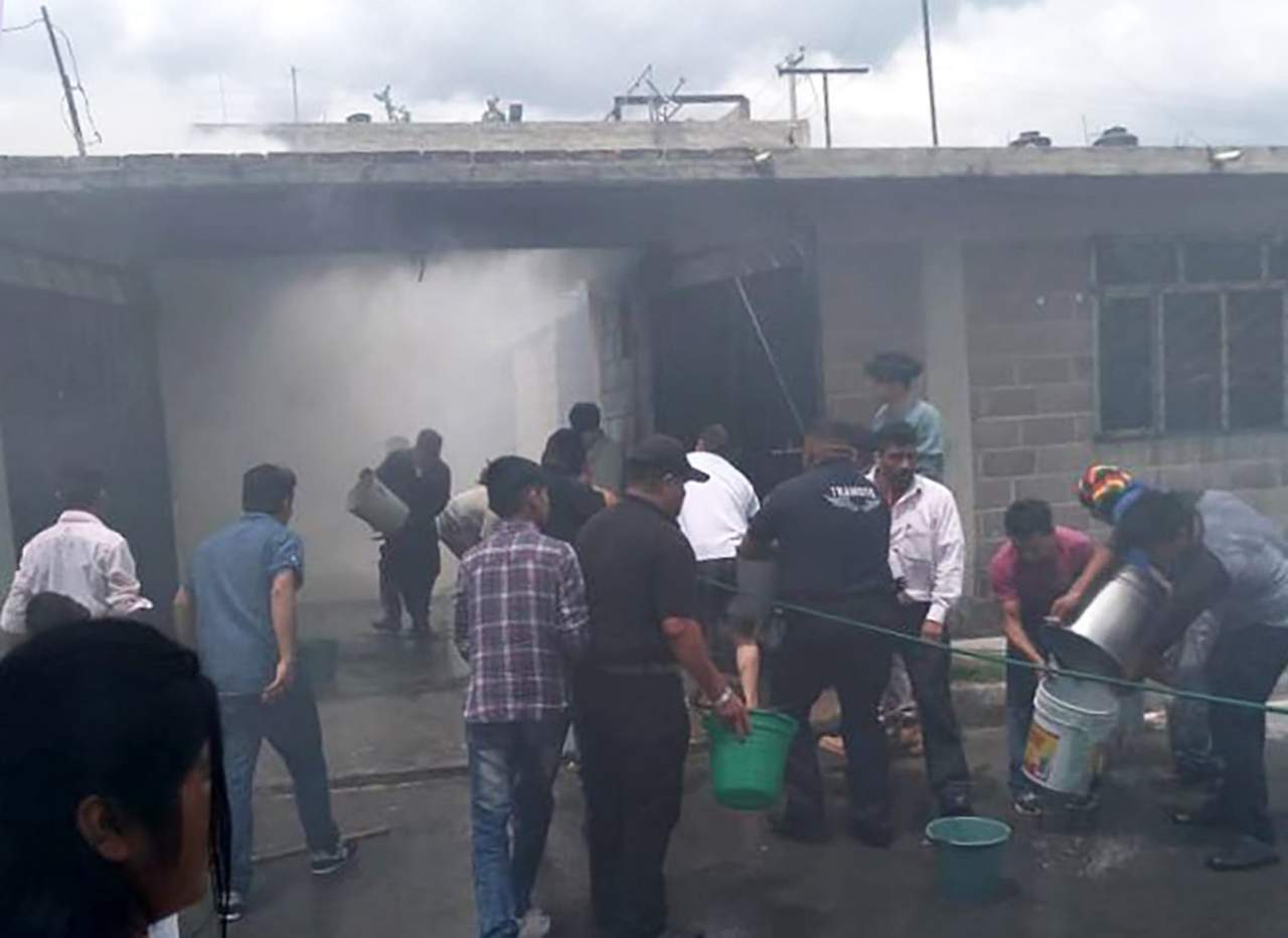 Fuentes locales informaron que alrededor de las 15:40 horas de este miércoles, recibieron reporte del incendio en la vivienda ubicada en calle Granadas sin número, colonia El Mirador, en Tultepec. (ESPECIAL)