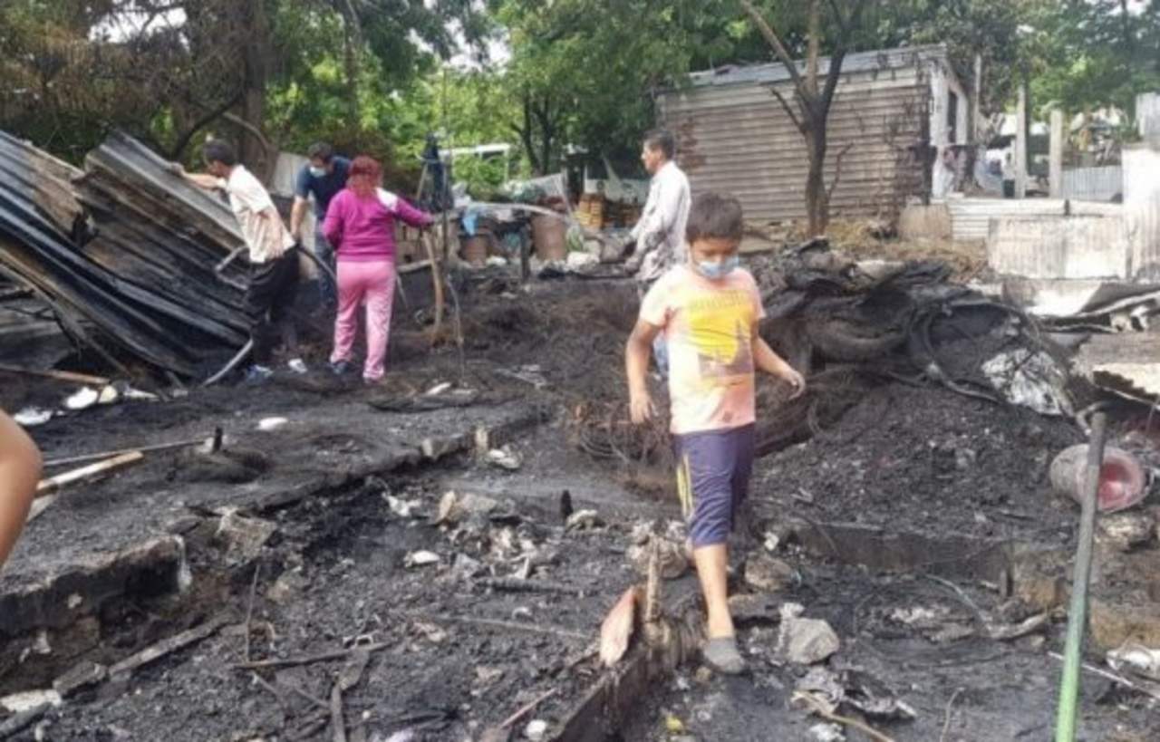 Aunque en redes sociales se difundió que el incendio fue provocado por un rayo, el director de Protección Civil del Ayuntamiento de Veracruz, Alfonso García Cardona, dijo que no ha sido comprobada tal versión. (ESPECIAL)