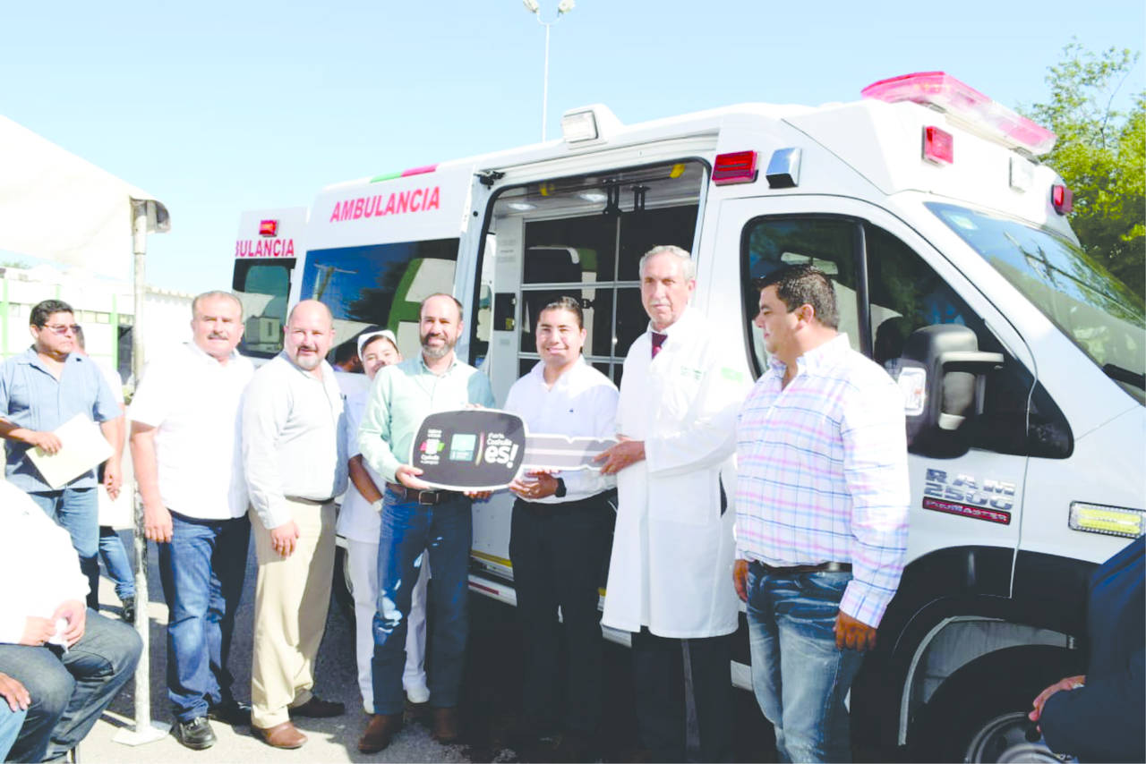 Apoyo. El secretario de Inclusión y Desarrollo Social, José Inocencio Aguirre Willars, entregó dos ambulancias.