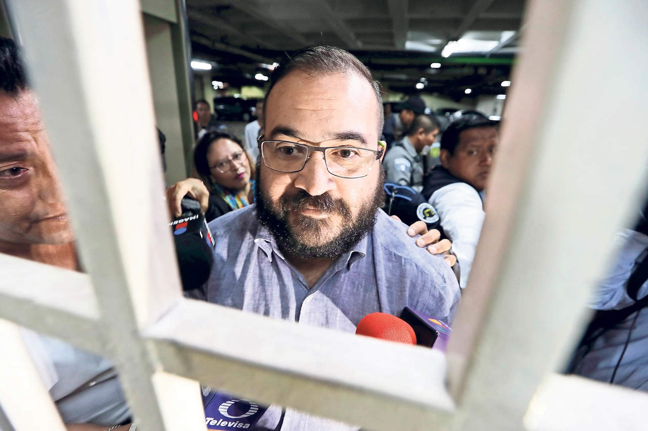 La Procuraduría General de la República (PGR) informó que no cuenta con datos de prueba suficientes para acreditar al ex gobernador de Veracruz Javier Duarte de Ochoa, el delito de delincuencia organizada y por ello determinó reclasificar la acusación como asociación delictuosa. (ARCHIVO)