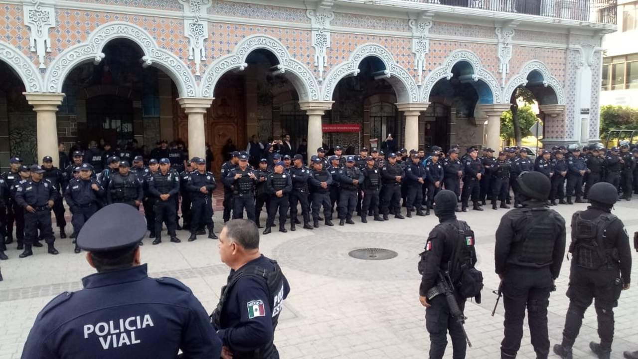 Los policías municipales fueron asegurados y abordaron las unidades móviles que desplegó la Policía Estatal. (TWITTER) 