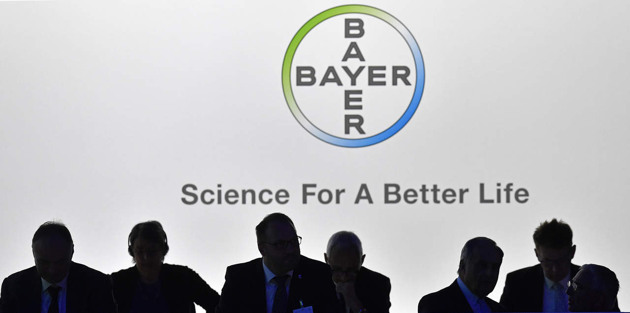 El grupo químico y farmacéutico alemán Bayer insistió hoy en que el herbicida glifosato 'no provoca cáncer', a la vez que consideró 'inconsistente' el fallo de un jurado estadounidense que obligó a Monsanto, empresa que adquirió en junio. (ARCHIVO)