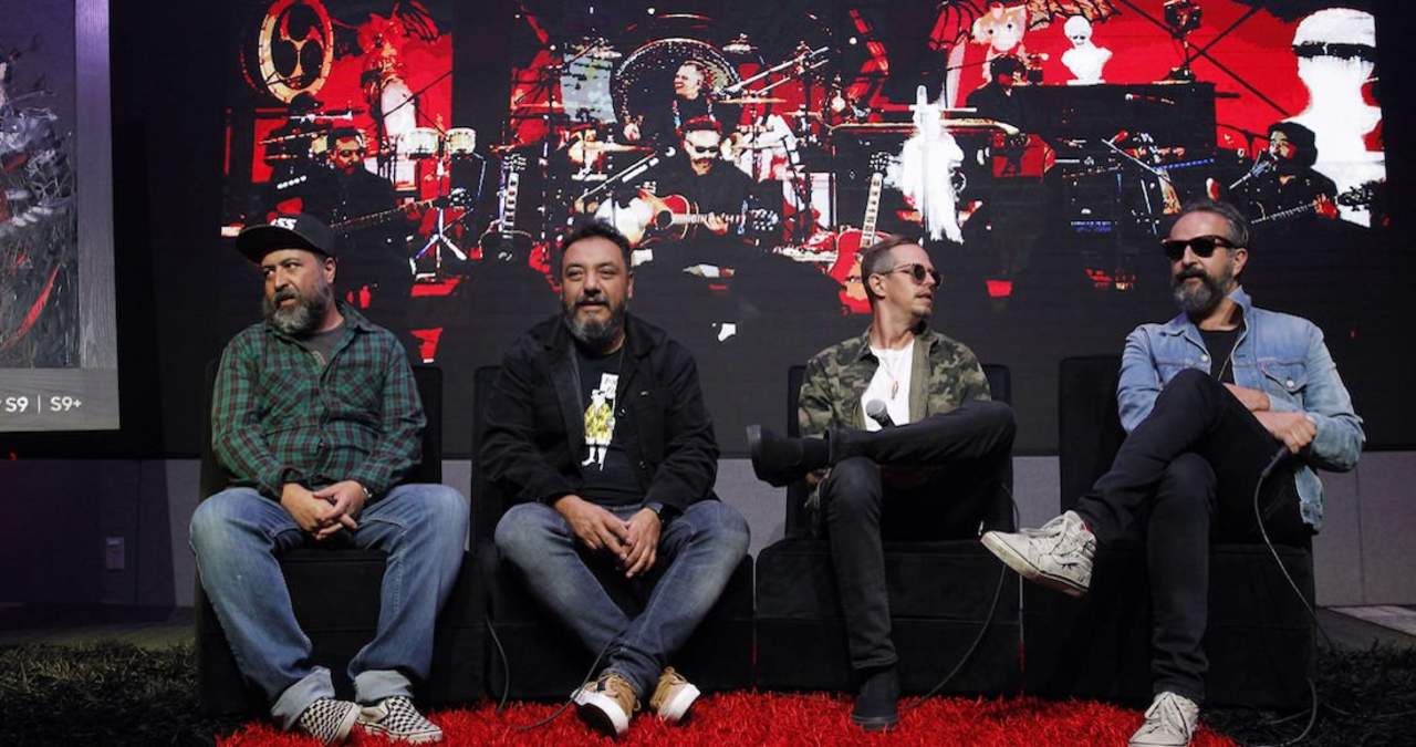 En conferencia de prensa, los integrantes de la banda, Tito, Micky, Randy y Paco, recibieron de MTV un emblemático regalo, una fotografía de ellos bajo la técnica de óleo. (ARCHIVO)