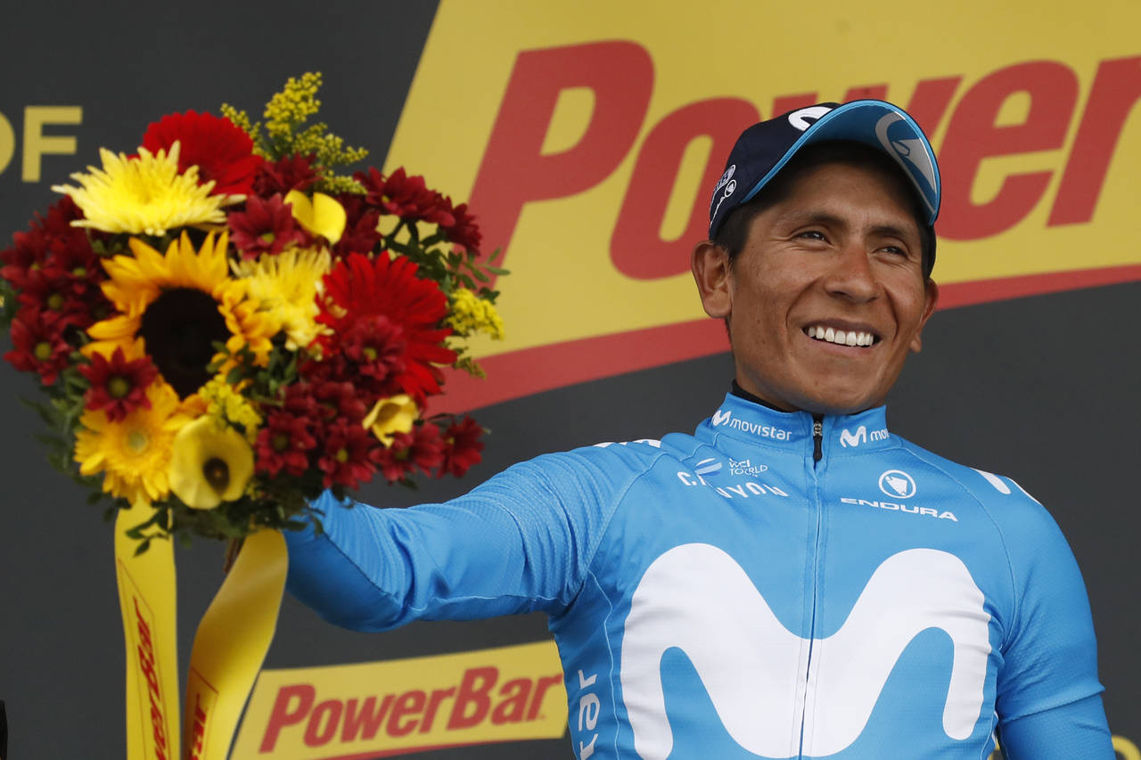 Nairo Quintana festeja en el podio tras ganar una etapa del Tour de Francia. (AP)