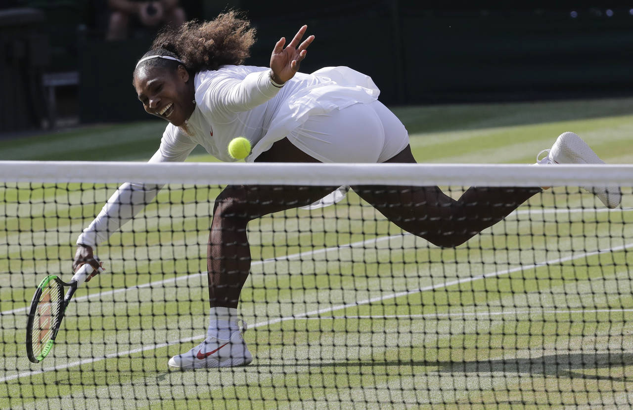 En esta foto del 14 de julio de 2018, Serena Williams trata de devolver frente a Angelique Kerber durante la final del torneo de Wimbledon. (AP)