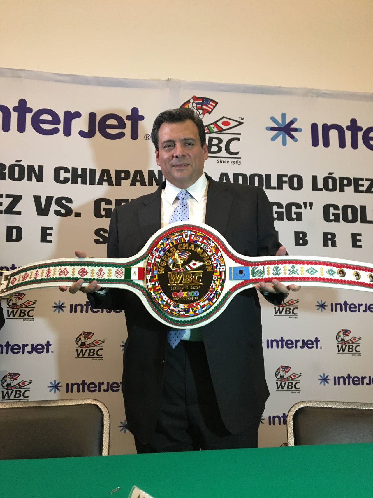 Ayer se presentó el cinturón chiapaneco Adolfo López Mateos, fajín que se le entregará al ganador. (Notimex)