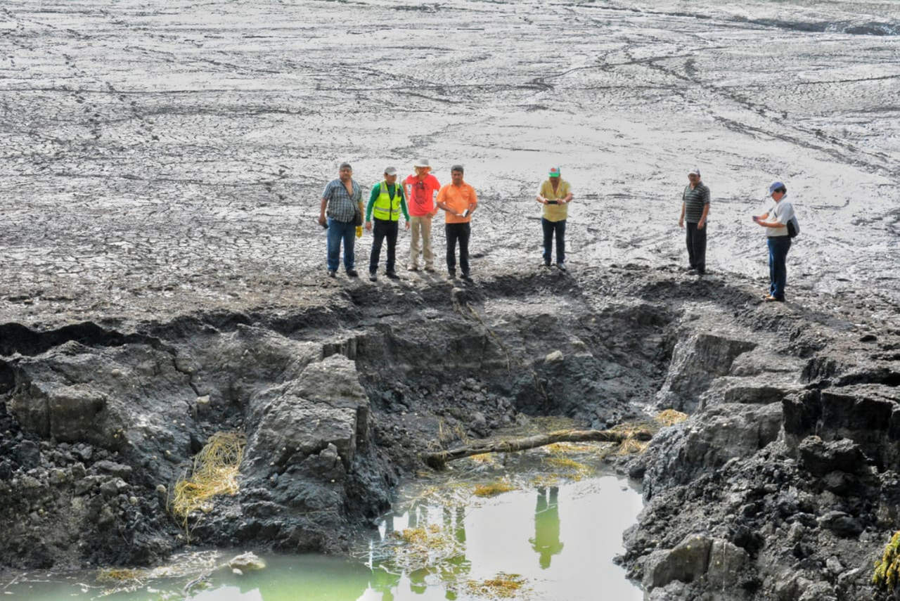 De un día a otro, el agua de la laguna Chakanbakán, en el ejido Om, al sur de la entidad, desapareció parcialmente, fenómeno que se atribuye a una posible fractura en el fondo del cuerpo lagunar, por la cual se filtró el agua. (NOTIMEX)