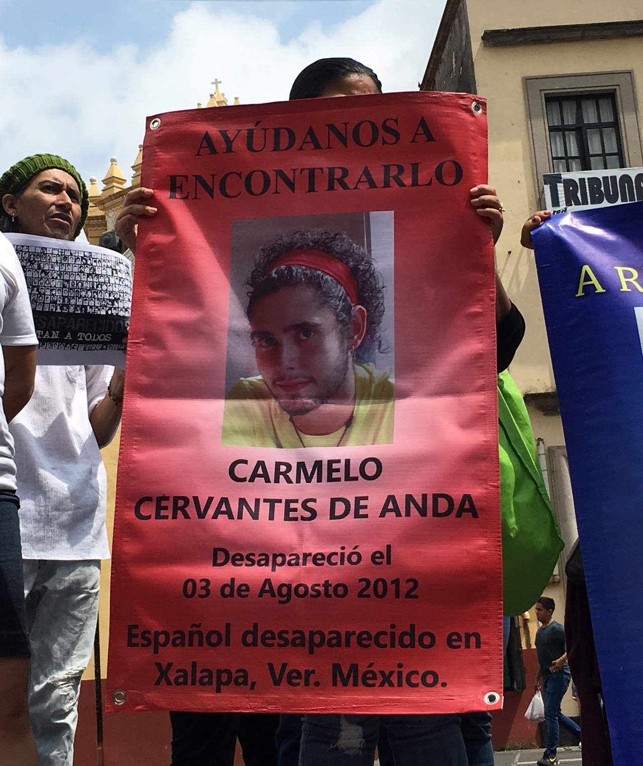 En la soledad de su casa, Adela de Anda Paz llora a su hijo Carmelo Cervantes de Anda, un joven de doble nacionalidad mexicana y española que en 2012 desapareció en el oriental estado mexicano de Veracruz. (EFE)