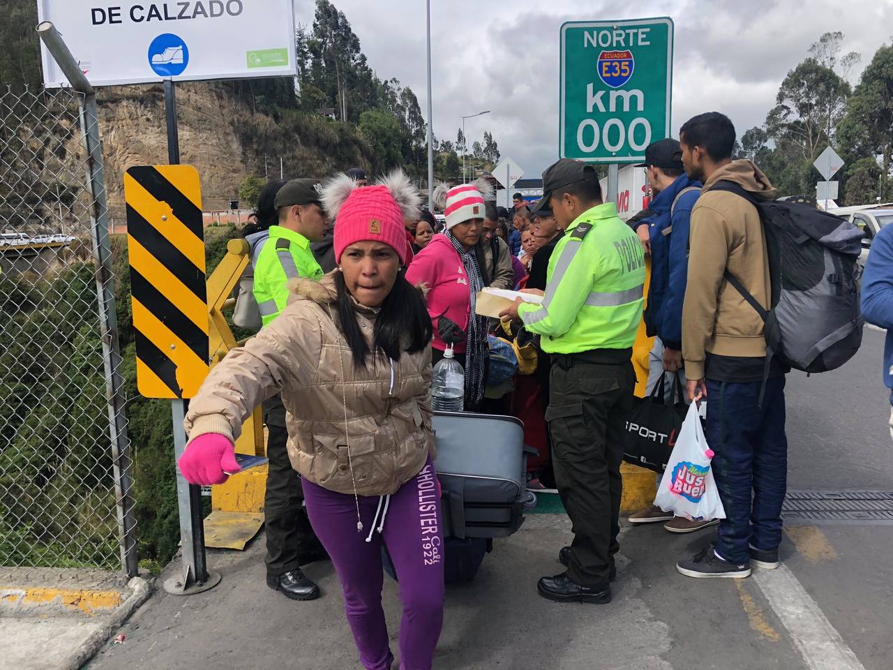 Entran. Cientos de venezolanos cruzaron la frontera de Ecuador debido a la crisis de su país.