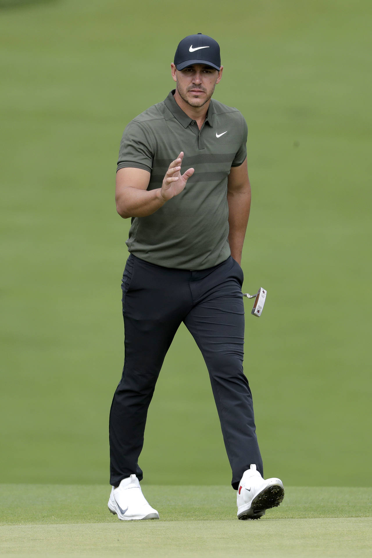 Brooks Koepka finalizó la segunda ronda con 65 golpes para estar -10 en la cima del torneo. (AP)