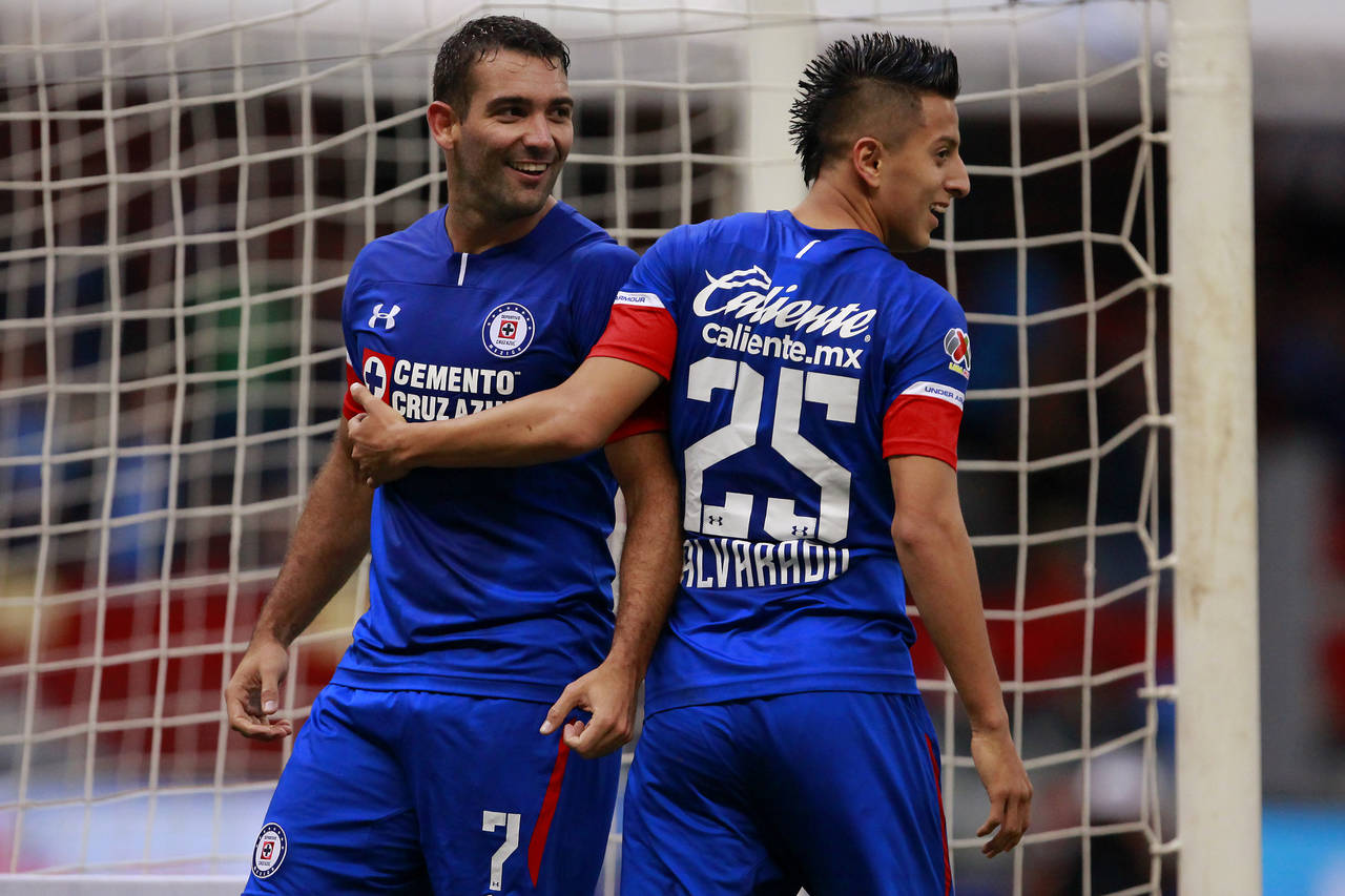Martin Cauteruccio, del Cruz Azul, en festejo con Roberto Alvarado (d) después de anotar el primer gol durante el juego de la jornada. Descartan miedo al fracaso en CA (ARCHIVO)