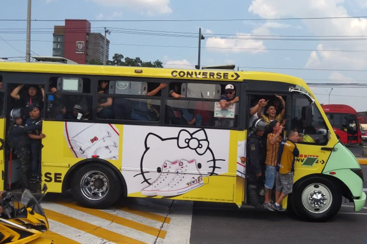 Aficionados de Pumas llegaron en autobuses al estadio Azteca.