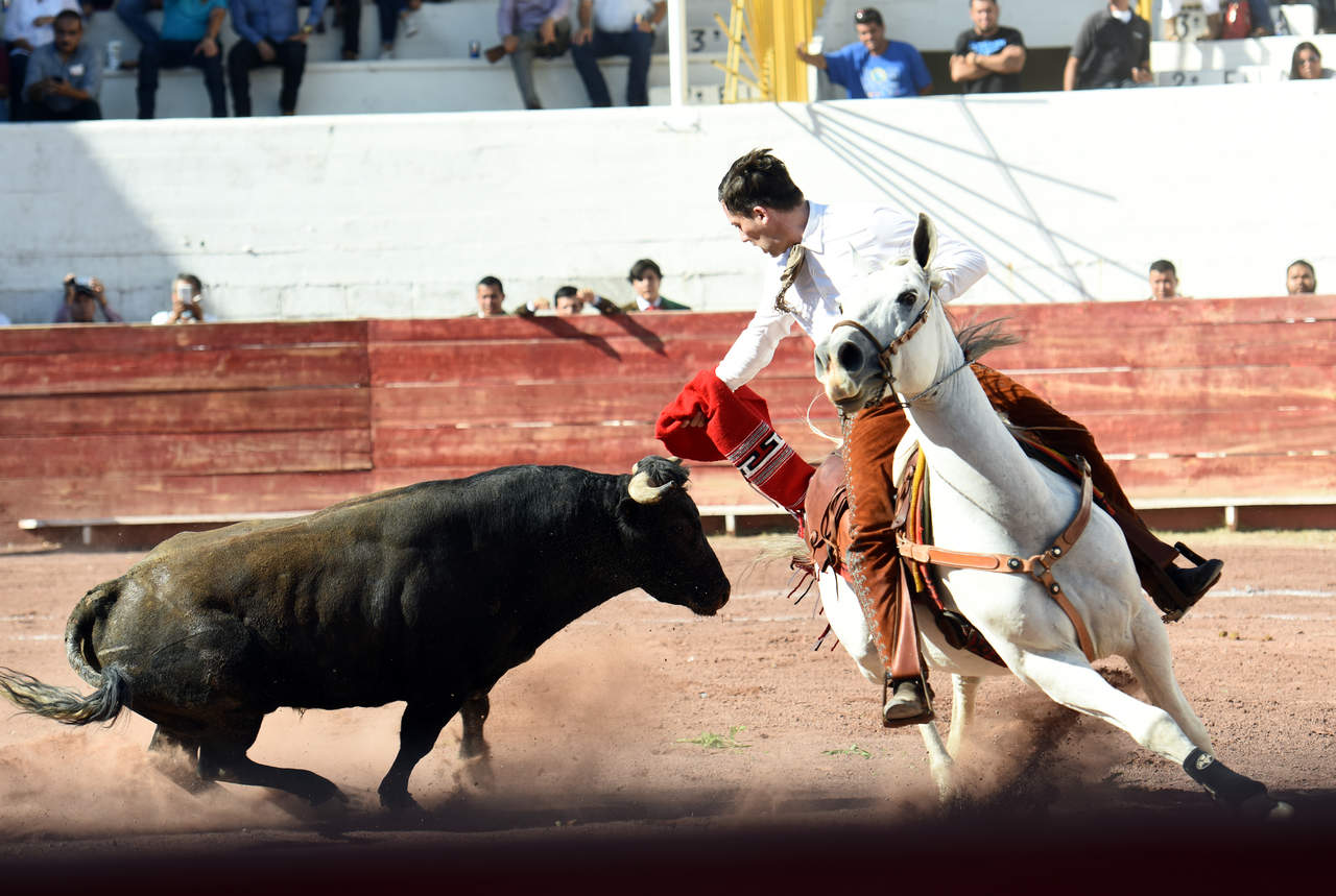 El rejoneador Joaquín Gallo cortó una oreja a su segundo toro.