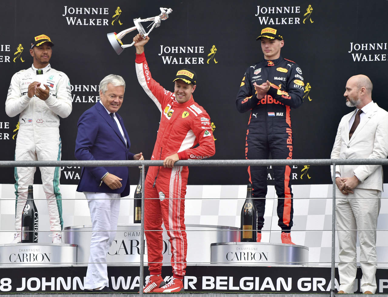 Vettel, que logró ganar el primer puesto adelantando a su rival en los primeros giros, sumó en el circuito de Spa-Francorchamps su victoria número 52 como profesional.