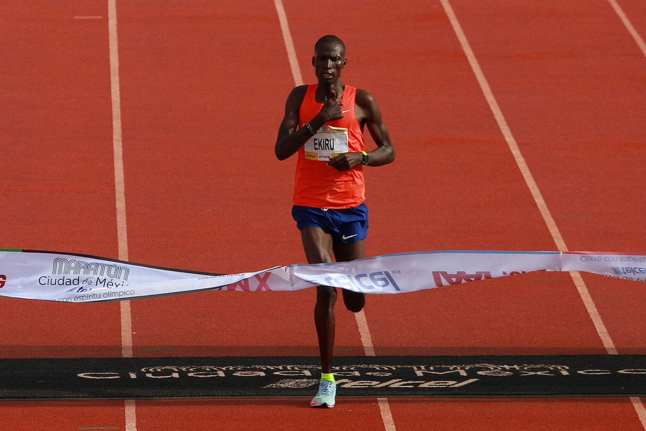 Titus Ekiru comandó la armada keniana que este domingo acaparó el podio en la Maratón de la Ciudad de México 2018.
