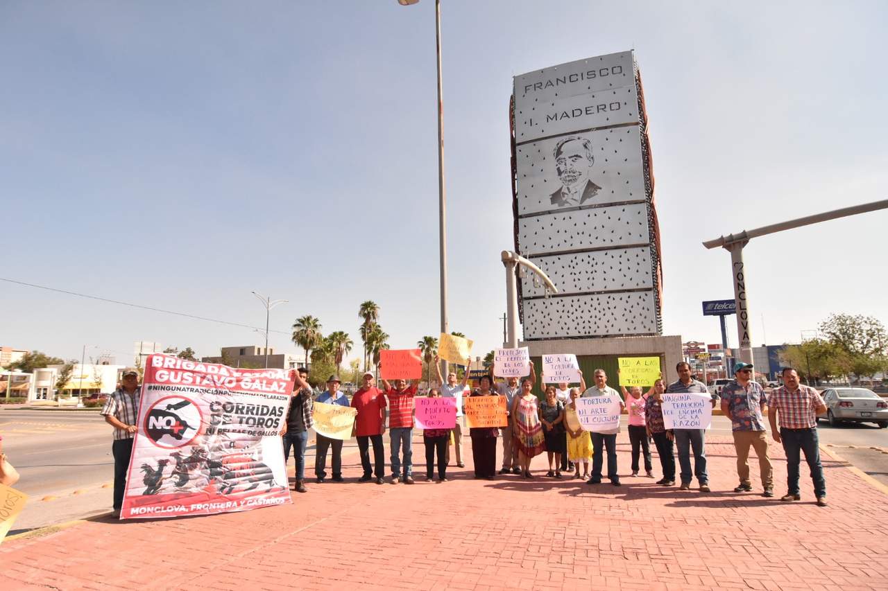 Al rededor de 30 personas se manifestaron en Monclova contra de las corridas de toros. El pasado 17 otros grupos lo hicieron en Saltillo, y realizarán otro plantón en Piedras Negras.
