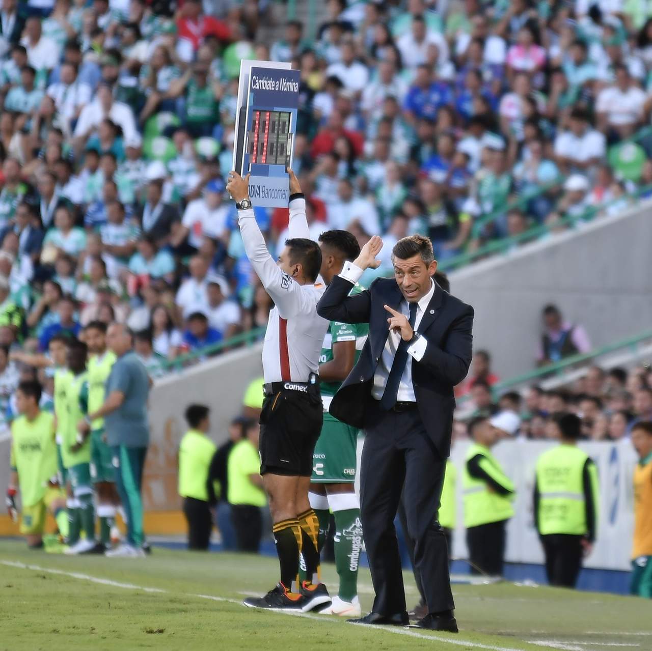 Pedro Caixinha volvió a la cancha del Estadio Corona ahora con cruz Azul. (JORGE MARTÍNEZ)